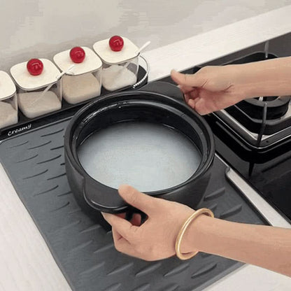 SinkGuard™ – Beschermt en houdt het aanrecht schoon en droog.
